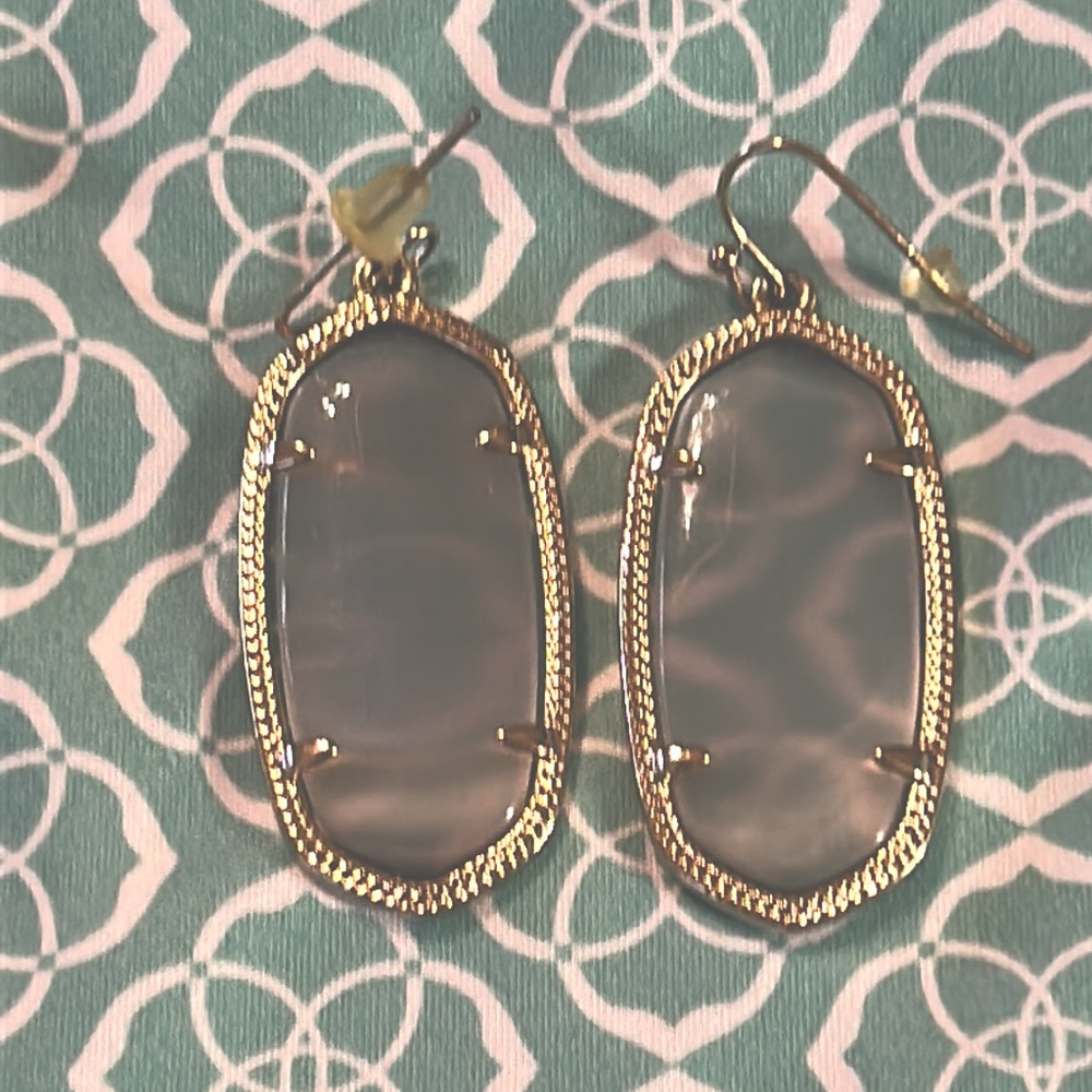 Kendra Scott Elle Gold Drop Earrings in Slate
Cats Eye.  Size 1.75"L x 0.75"W